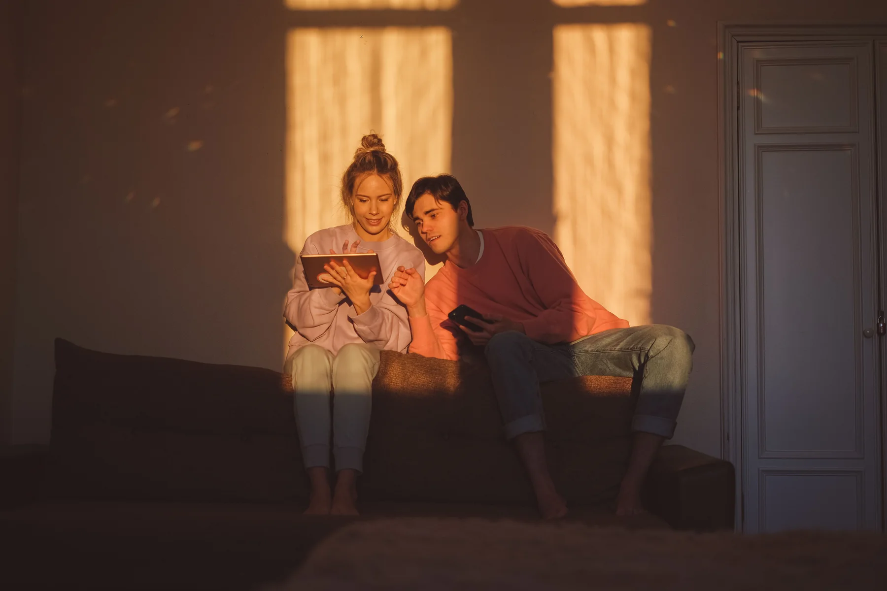Pareja joven revisando opciones de vivienda
