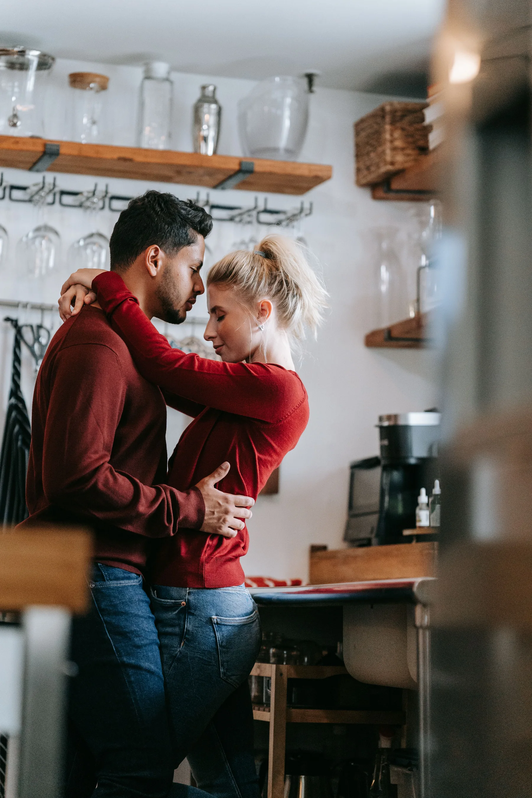Pareja joven en una cocina