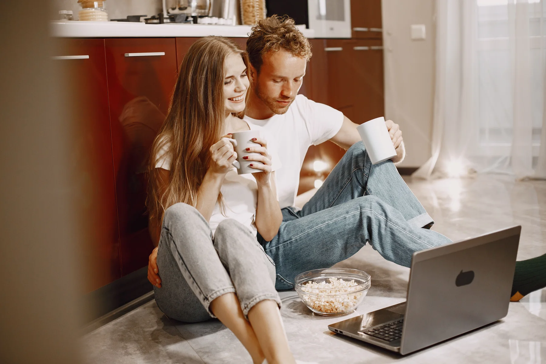Pareja joven revisando números en casa