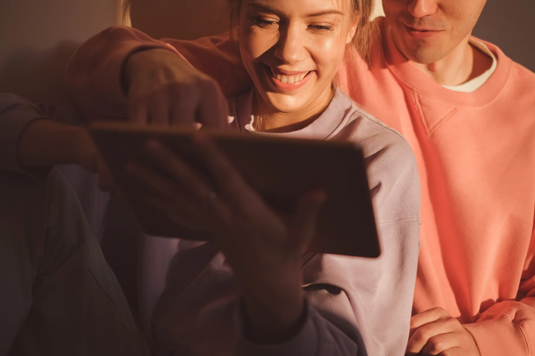 Pareja consultando información en una tablet